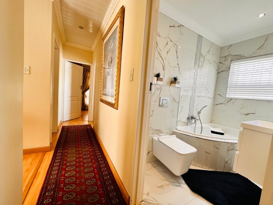 4 Bedroom Property for Sale in Flamingo Vlei Western Cape